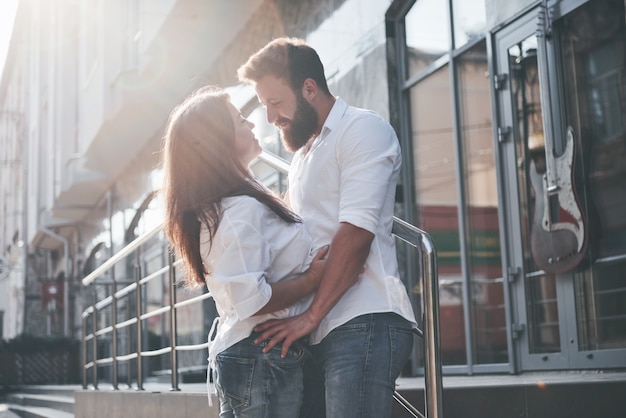 Feliz pareja de enamorados en la calle.