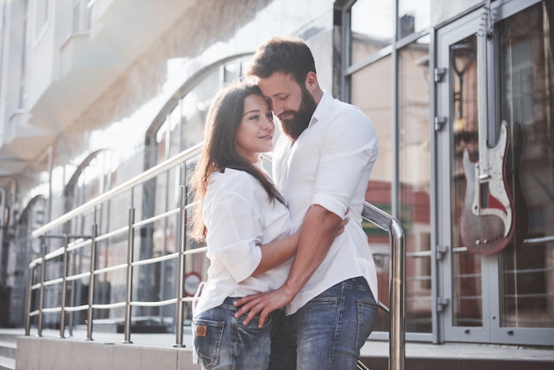 Feliz pareja de enamorados en la calle.