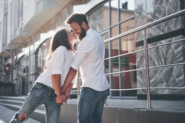 Feliz pareja de enamorados en la calle.