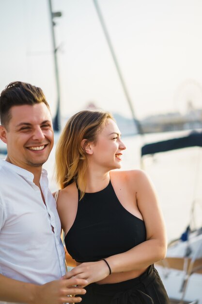 feliz pareja de enamorados camina en el puerto