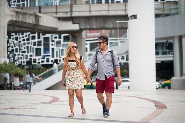 Feliz pareja de enamorados caminando en la calle