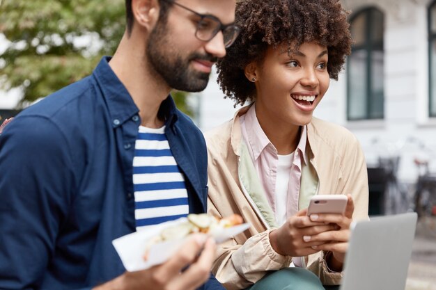 Feliz pareja encantadora posan en entorno urbano