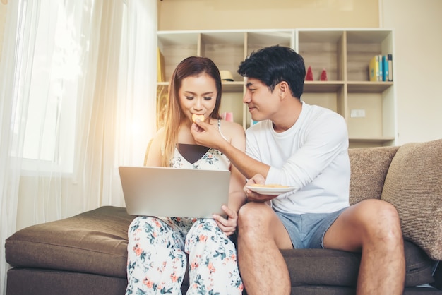 Feliz pareja es relajarse y jugar juntos la sala de estar.