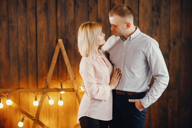 feliz pareja en espíritu de vacaciones