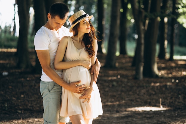 Foto gratuita feliz pareja expatriando a un bebé