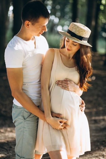 Feliz pareja expatriando a un bebé