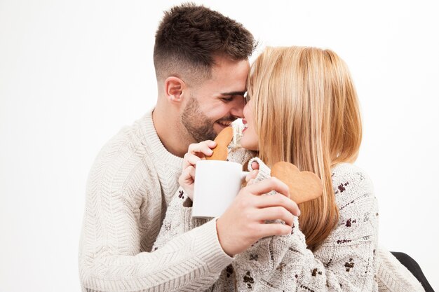 Feliz pareja con galletas y taza