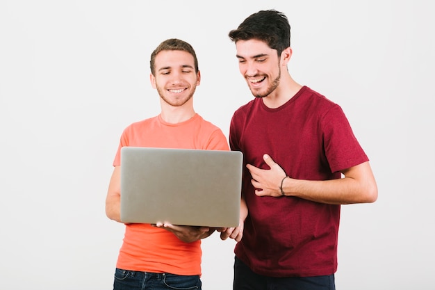 Feliz pareja gay mirando cuaderno