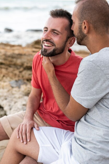 Feliz pareja gay en la playa