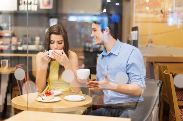 Feliz pareja hablando en el café