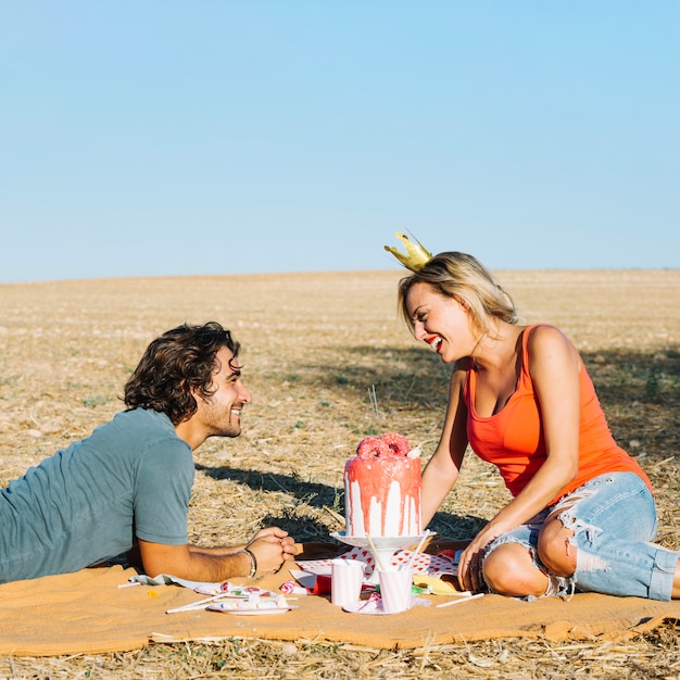 Foto gratuita feliz pareja hablando de picnic