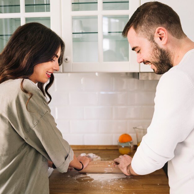 Feliz pareja haciendo masa