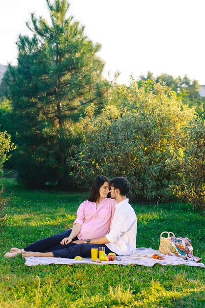 Feliz pareja haciendo un picnic saludable en la naturaleza