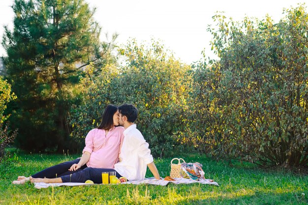 Feliz pareja haciendo un picnic saludable en la naturaleza