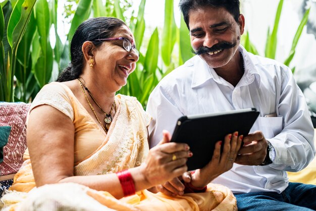 Una feliz pareja india pasar tiempo juntos