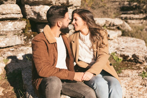 Feliz pareja joven abrazando y mirando el uno al otro