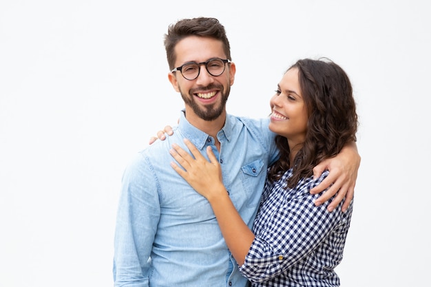 Foto gratuita feliz pareja joven abrazando