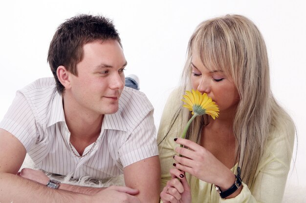 Feliz pareja joven y atractiva