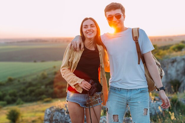 Feliz pareja joven y atractiva