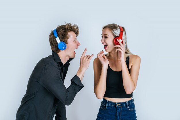 feliz pareja joven en auriculares escuchando música