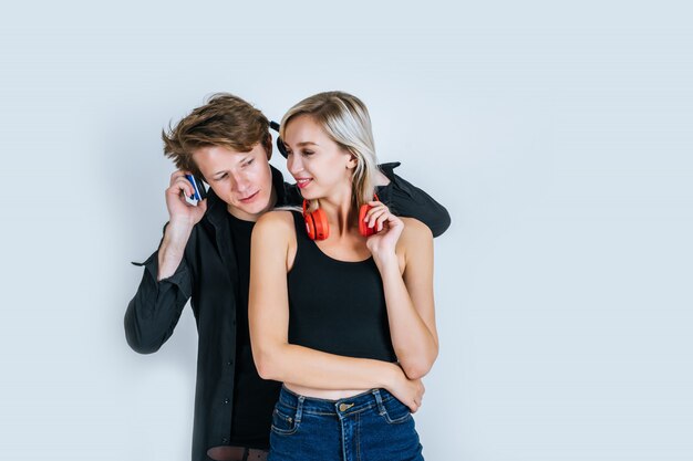 feliz pareja joven en auriculares escuchando música