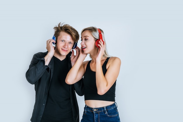 feliz pareja joven en auriculares escuchando música