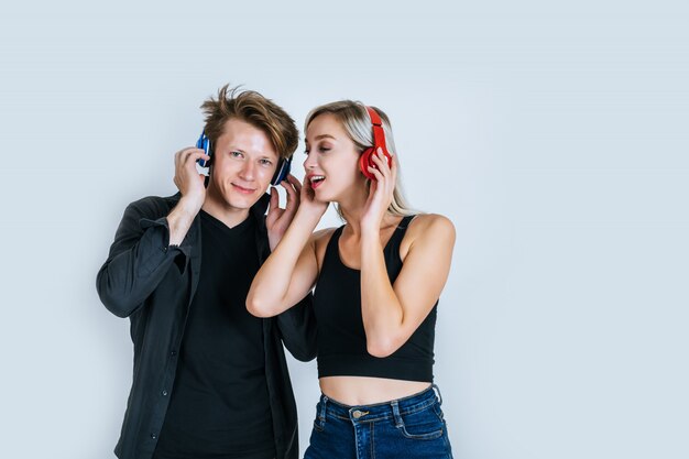 feliz pareja joven en auriculares escuchando música