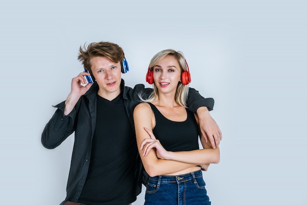 feliz pareja joven en auriculares escuchando música