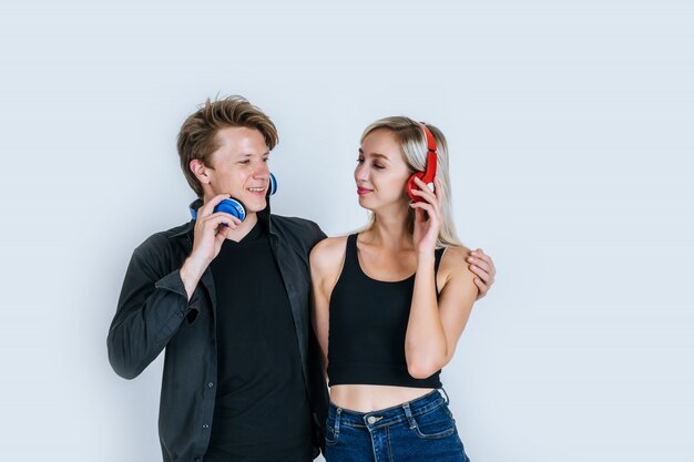 feliz pareja joven en auriculares escuchando música