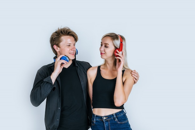 feliz pareja joven en auriculares escuchando música