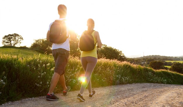 Feliz pareja joven en el campo en primavera