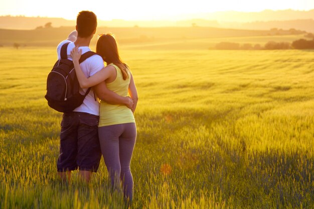 Feliz pareja joven en el campo en primavera