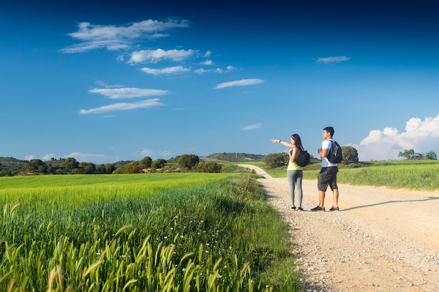 Feliz pareja joven en el campo en primavera