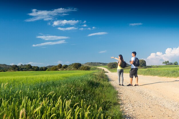 Feliz pareja joven en el campo en primavera