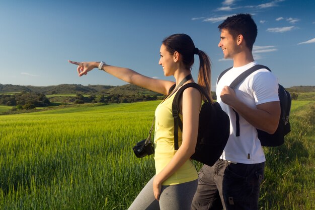 Feliz pareja joven en el campo en primavera