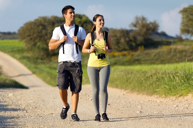 Feliz pareja joven en el campo en primavera