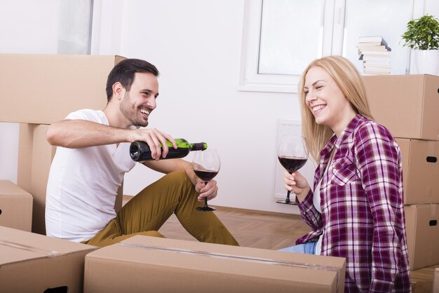 Feliz pareja joven celebrando la mudanza a un nuevo apartamento