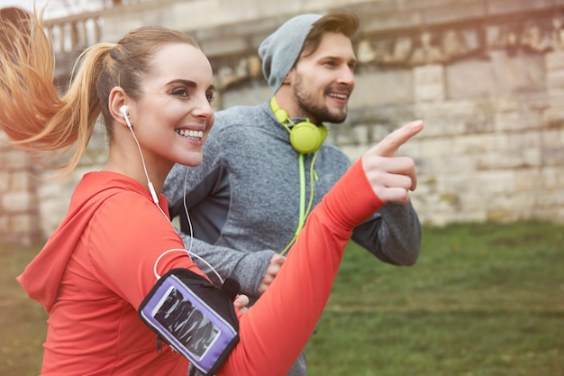 Foto gratuita feliz pareja joven corriendo al aire libre