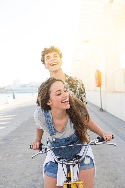 Feliz pareja joven va a dar un paseo en bicicleta