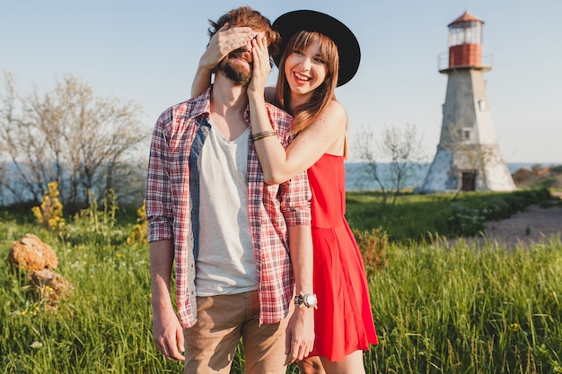 Feliz pareja joven elegante enamorada en campo