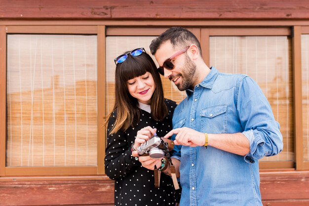 Feliz pareja joven mirando a cámara