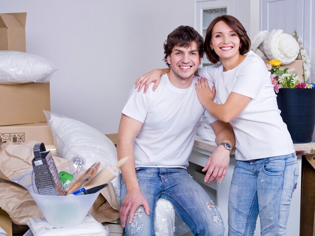 Feliz pareja joven permanecer juntos después de mudarse