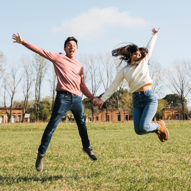 Feliz pareja joven saltando