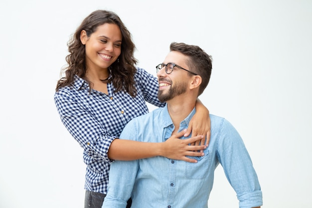 Feliz pareja joven sonriendo entre sí