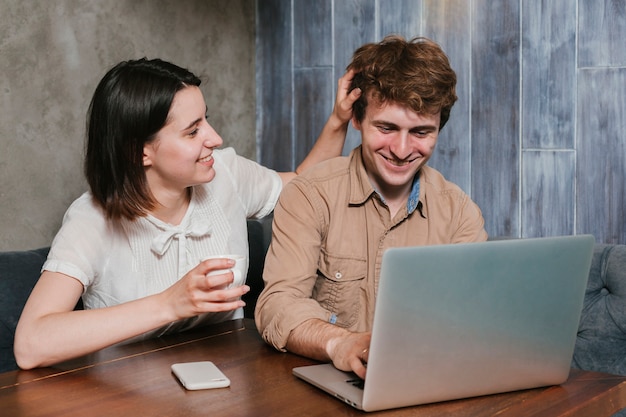 Feliz pareja joven sonriendo