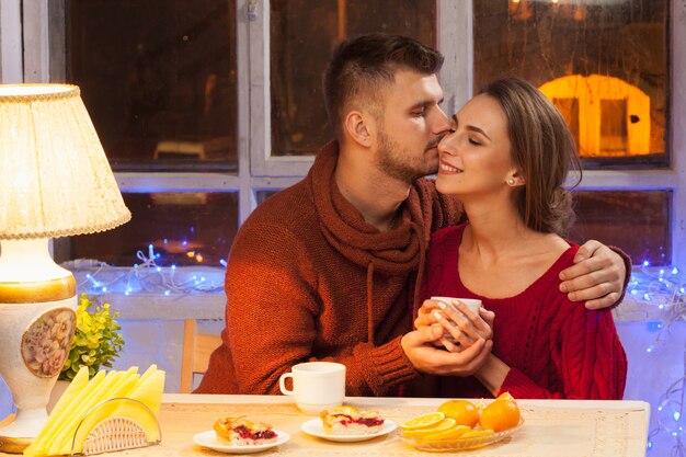 feliz pareja joven con tazas de té