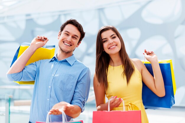 Feliz, pareja joven, tenencia, bolsa de compras