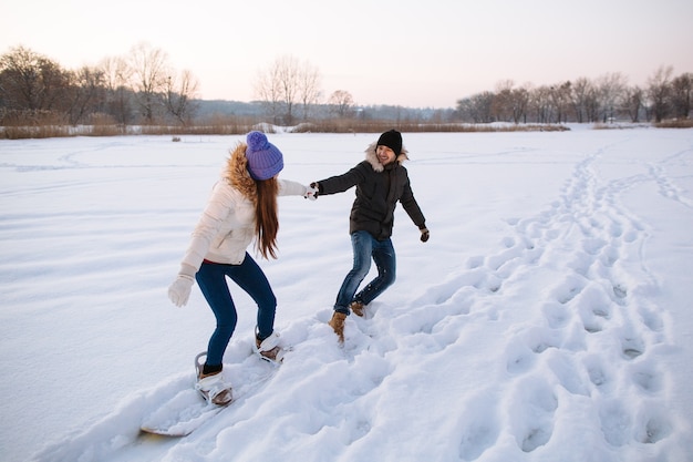 Foto gratuita feliz pareja de jóvenes se divierten en la estación de esquí en un día de invierno cubierto de nieve.