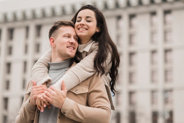 Feliz pareja juntos afuera