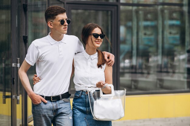 Feliz pareja juntos en la ciudad